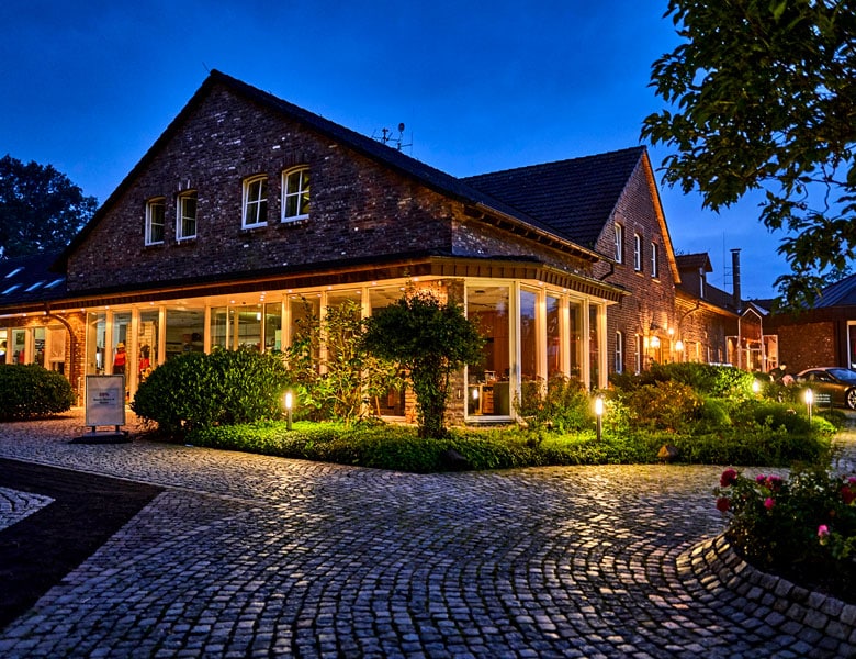 Clubhaus vom Velderhof am Abend